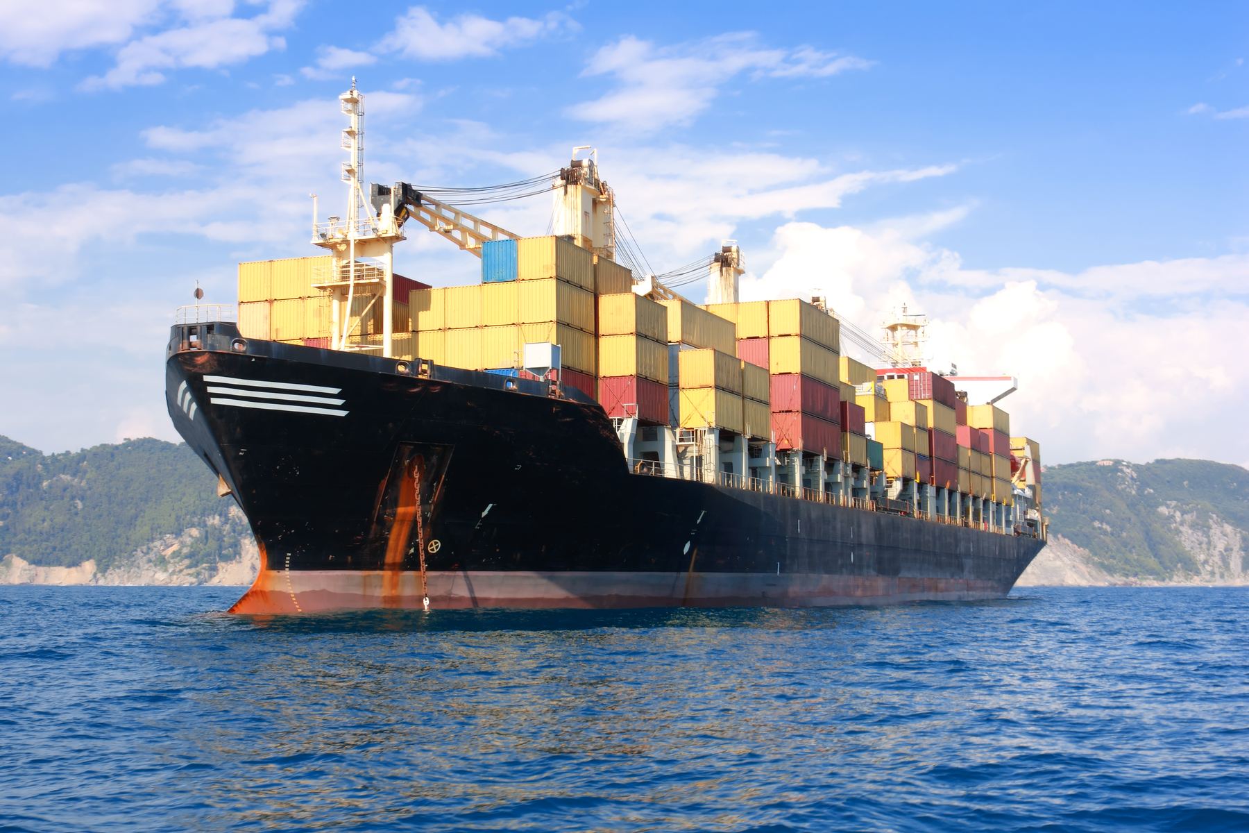 Containerschiff auf See – Inspektion von Verladung und Seefracht