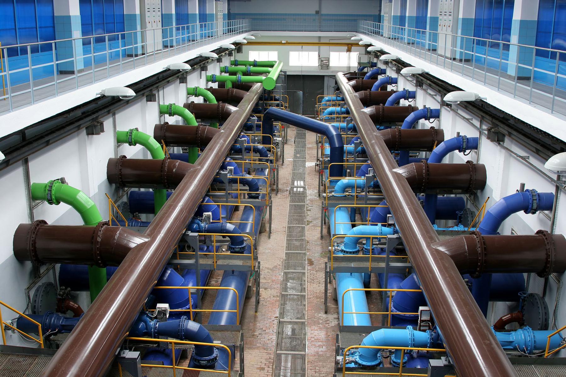 Industrieanlage mit Rohrleitungen und Pumpen – technische Inspektion